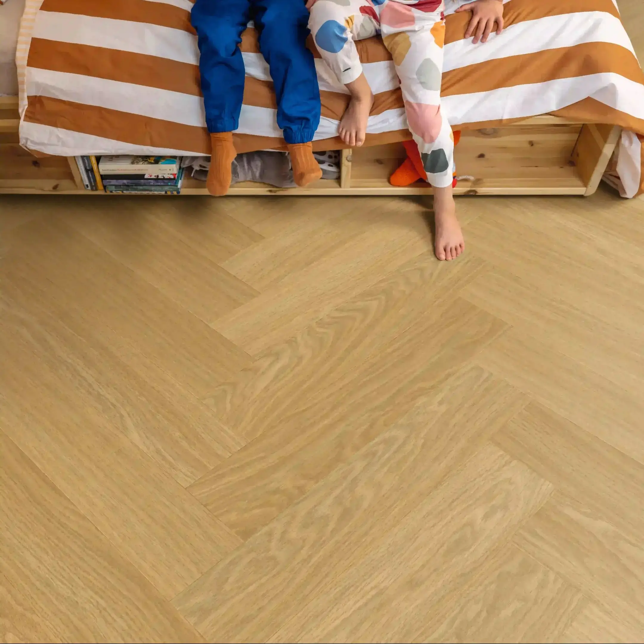Quick-Step Alpha Ciro Herringbone Pure Oak Honey LVT Flooring AVHBU40360 - Image 3