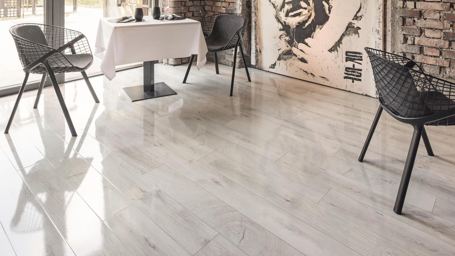 Kaindl Easy Touch 8mm Fresno Snow Oak High Gloss Flooring O251 - Image 2